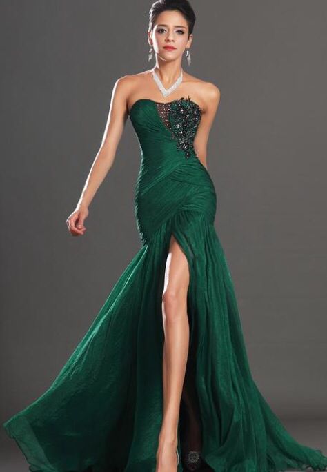 Emerald green long dress | Dark green prom dresses, Strapless evening