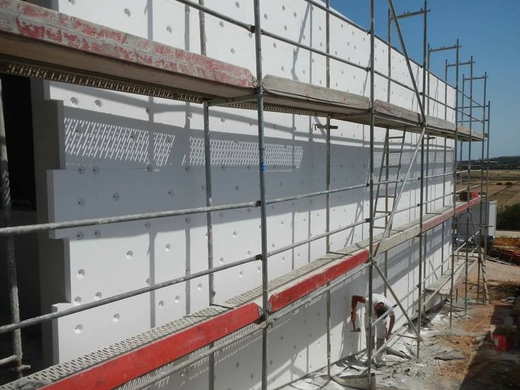 some scaffolding on the side of a building with no roof or walls in front of it