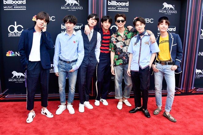 2018 Billboard Music Awards Kirmizi Hali Bts Gucci Sikligini Sergiledi Billboard Music Awards Bts Billboard Bts Billboard Music Awards