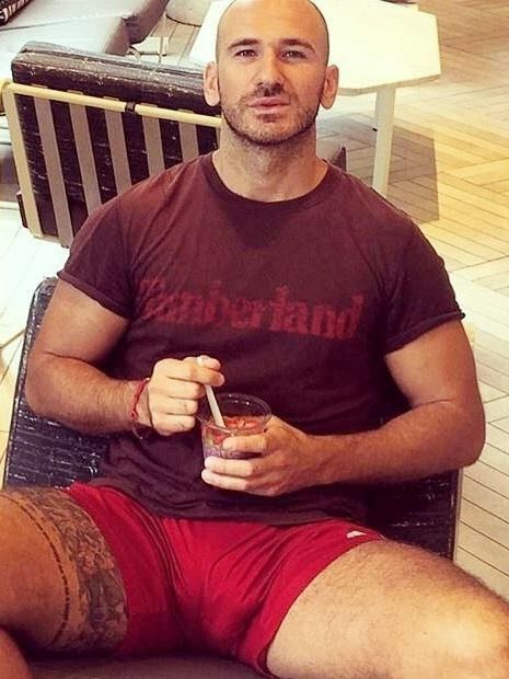 free gay pictures skeezy gay male bulging crotches