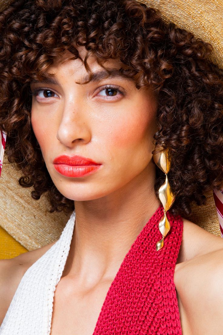 Red lips easy simple summer makeup looks for tan glowy