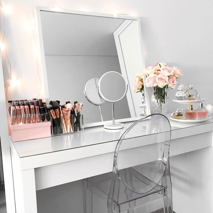 Makeup artist desk Makeup artist desk