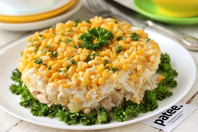 Аппетитный салат из курицы с кукурузой и ананасами