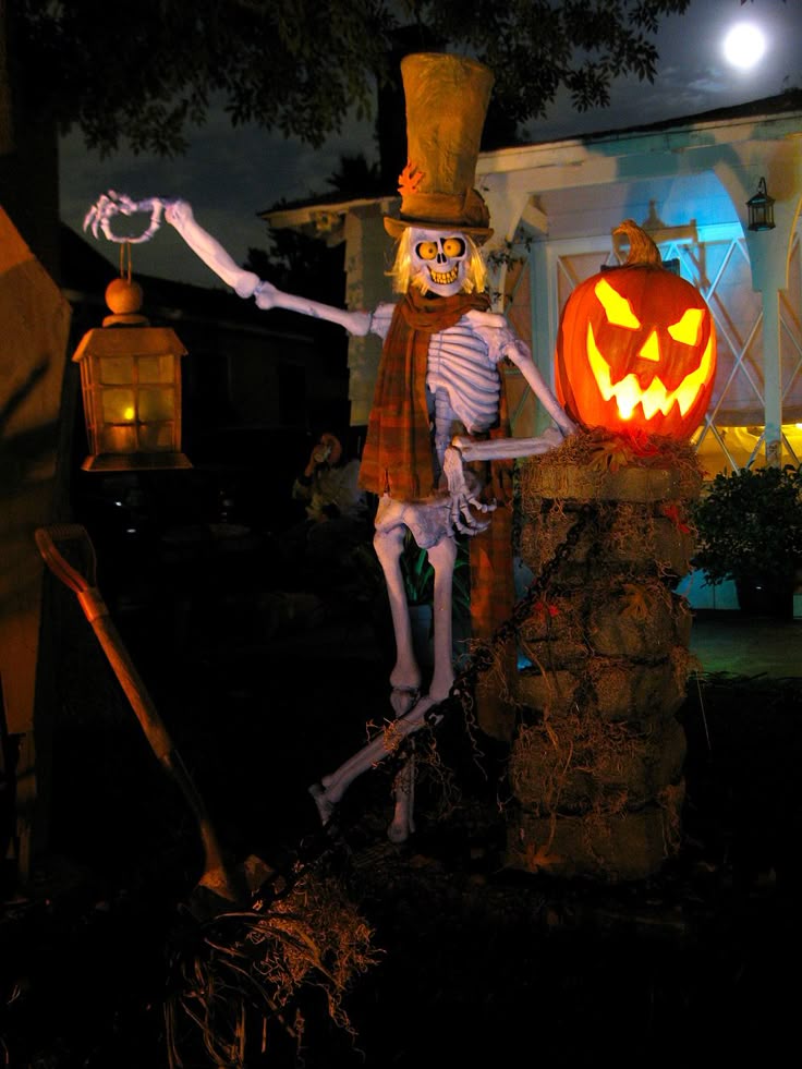 halloween greetings from a skeleton in a top hat and a friendly jack o lantern - Halloween Skeletons halloween greetings from a skeleton in a top hat and a friendly jack o lantern - Halloween Skeletons