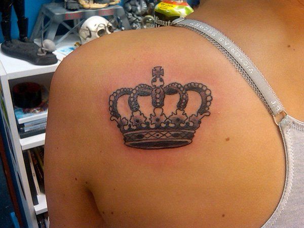 Video mulheres gozando Coroa no ombro tatuagem