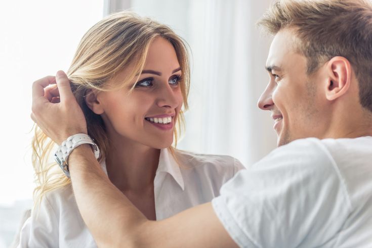 Männliche Körpersprache beim Flirten lesen – wikiHow