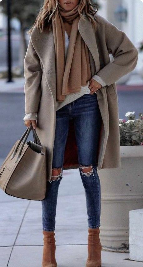 kabelloser Kamelmantel, Kaschmirschal, übergroße Tasche …. tolles Streetstyle-Kleid