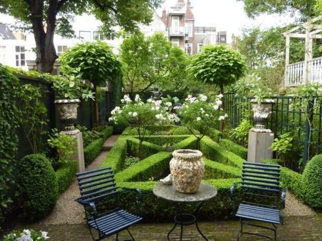 Small courtyard garden with seating area design and layout 74