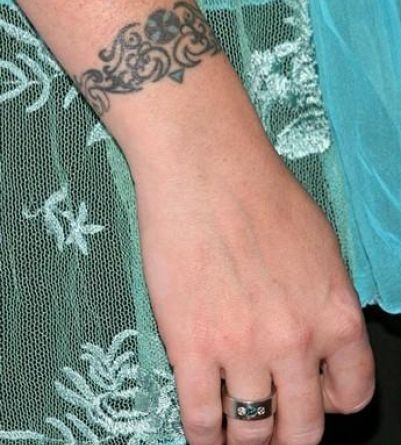 holly marie combs tattoos i use to get this drawn on me holly marie combs tattoos i use to get this drawn on me