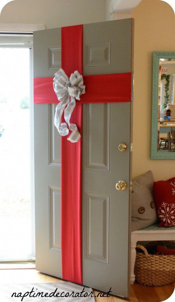 Check out these DIY outdoor Christmas decorations that make it cheap and easy to...