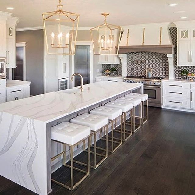 1 005 Curtidas 26 Comentários Laura Hammett Laurahammett Interiors No Instagram Hallway D Kitchen Island Lighting Interior Light Fixtures Cool Kitchens Laura Hammett Laurahammett Interiors, Gold Chandelier Over Kitchen Island