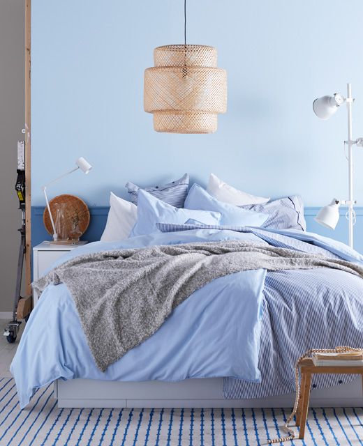 Chambre avec palette de couleurs en blanc et bleu, avec une profusion de couvert...