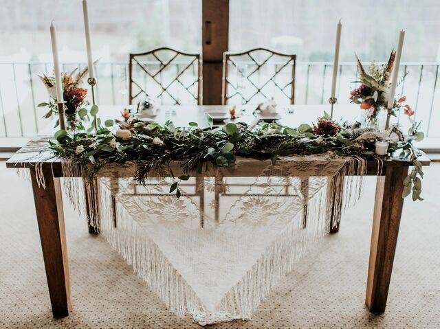 23 Sweetheart Table Ideas To Make You Feel Like Total VIPs In 2023 23-sweetheart-table-ideas-to-make-you-feel-like-total-vips-in-2023
