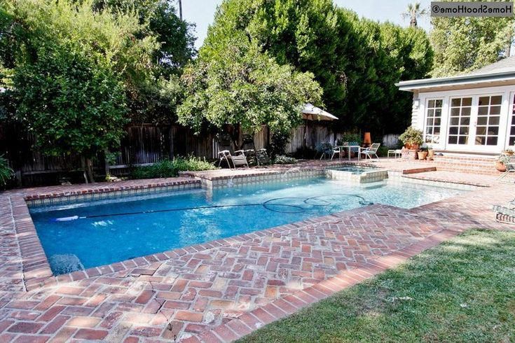 This unique pool landscaping is undeniably an outstanding style