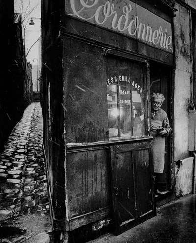 Doisneau le cordonnier de la rue pixéricourt paris 1974 repinned via ludo classic photographyphotography lessonsbw Doisneau le cordonnier de la rue pixéricourt paris 1974 repinned via ludo classic photographyphotography lessonsbw