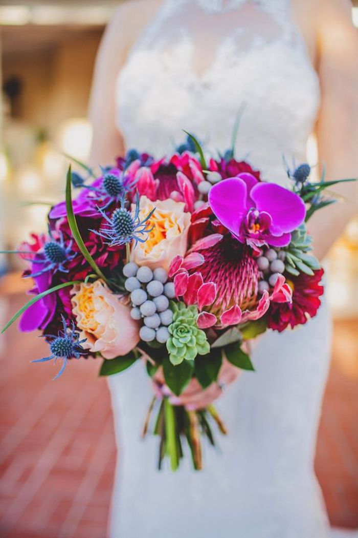 Extravaganter Und Einzigartiger Hochzeitsstrauss Biedermeierstrauss Bunte Blumen Blumenstrauss Hochzeit Hochzeit Strauss Brautstrausse