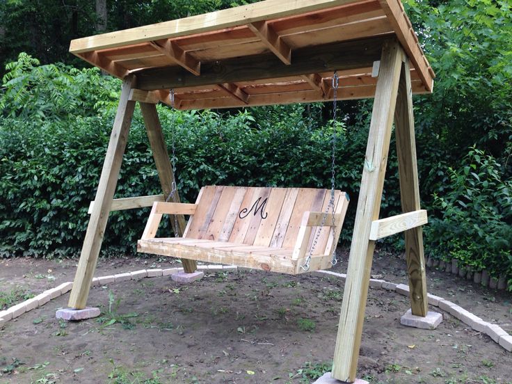 A pallet swing everyone will love! | Pallet swing, Home decor, Porch swing Pallet Patio Swing