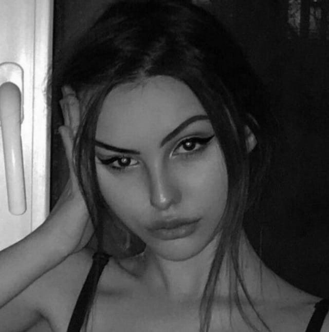 Pin By Ebtihal ˡᵃᵛᶤ On X Black And White Girl Black And White Instagram Black And White Aesthetic