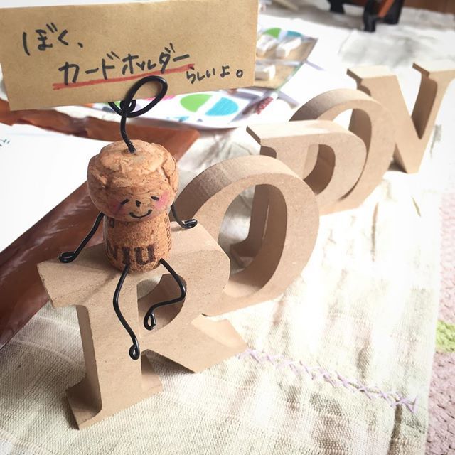 へぇ きみかわいいね 頭から葉っぱが生えてるやつ はんこ屋ropon はんこ 消しゴムはんこ はんこ屋と名乗りつつ 雑貨 も作る ハンドメイド ハンドメイド雑貨 コルク シャンパンコルク コルク人形 コルクぼ Place Card Holders Diy And Crafts Crafts へぇ きみかわいいね 頭から葉っぱが生えてるやつ はんこ屋ropon はんこ 消しゴムはんこ はんこ屋と名乗りつつ 雑貨 も作る ハンドメイド ハンドメイド雑貨 コルク シャンパンコルク コルク人形 コルクぼ Place Card Holders Diy And Crafts Crafts