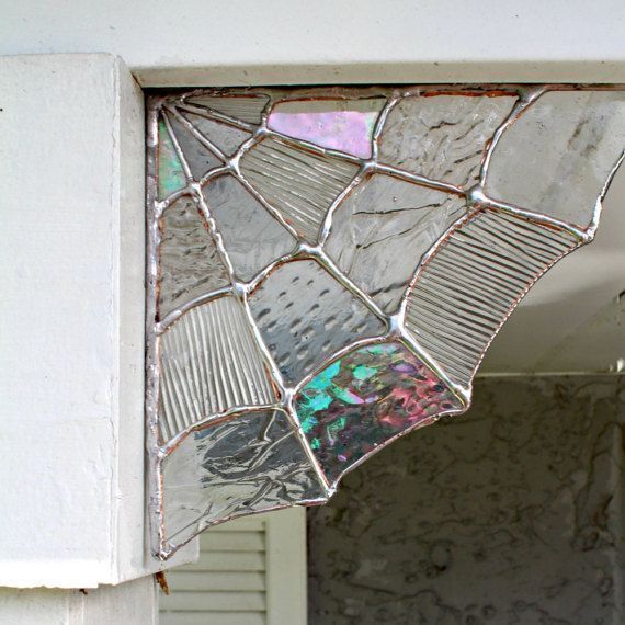 Diese Buntglas-Spiderweb-Ecken sind ein wahrhaft magischer und wunderlicher Deko