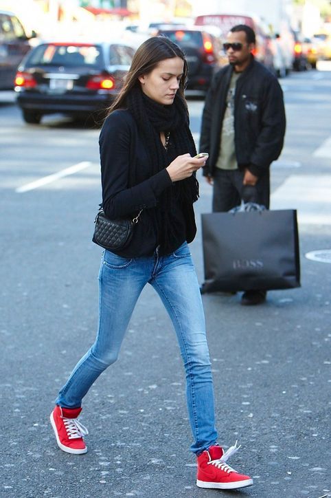 marvelous outfit with red tennis shoes 2016
