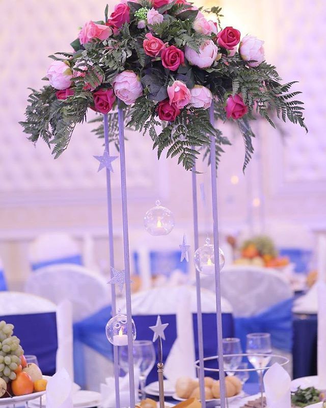 #оформление#свадьба#выезднаярегистрация#праздники#алматы#хангаби#асянди#кызузату#годик#тусаукесер#кудалар#юбилей#свадебныйдекор#свадебнаяарка#фотозона#дизайн#декор#концепция#флористика Микс из искусственных цветов и свежей, живой зелени. Кстати <strong>искусственные горшки с цветами своими руками</strong> ледер отлично справился с испытанием. Три дня без воды выстоял!)) И еще мы добавили на наши изящные стойки свечи, в прозрачных колбах, и маленькие серебрянные звездочки, которые мерцали и переливались весь вечер, создавая волшебную атмосферу! Фото @bu