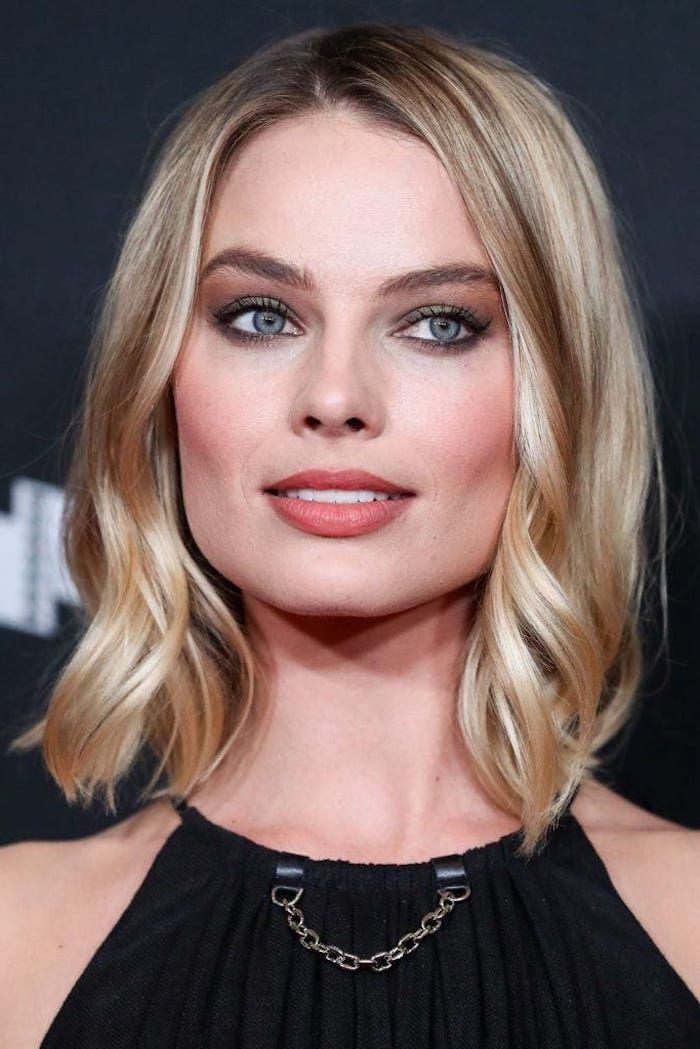 Long Bob Frisur, blonde wellige Haare mit Mittelscheitel, Smokey Eyes