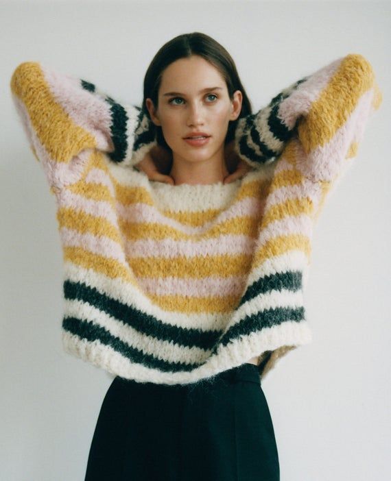 Hand knitted baby alpaca fluffy striped pullover. Easy wear Lana Grossa About Berlin Bulky oversized vest breien met