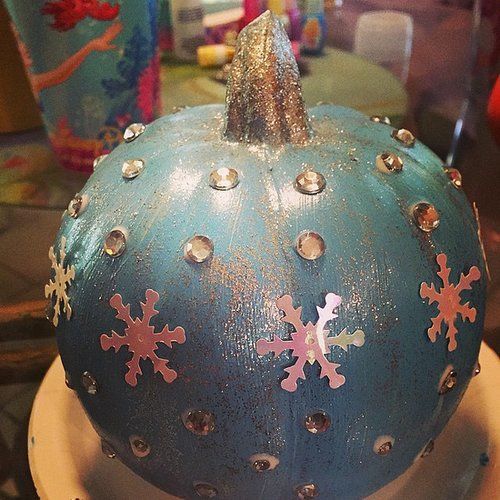 give your halloween decoration some sparkle and shine with a glittery pumpkin source instagram - Frozen Halloween Decorations give your halloween decoration some sparkle and shine with a glittery pumpkin source instagram - Frozen Halloween Decorations