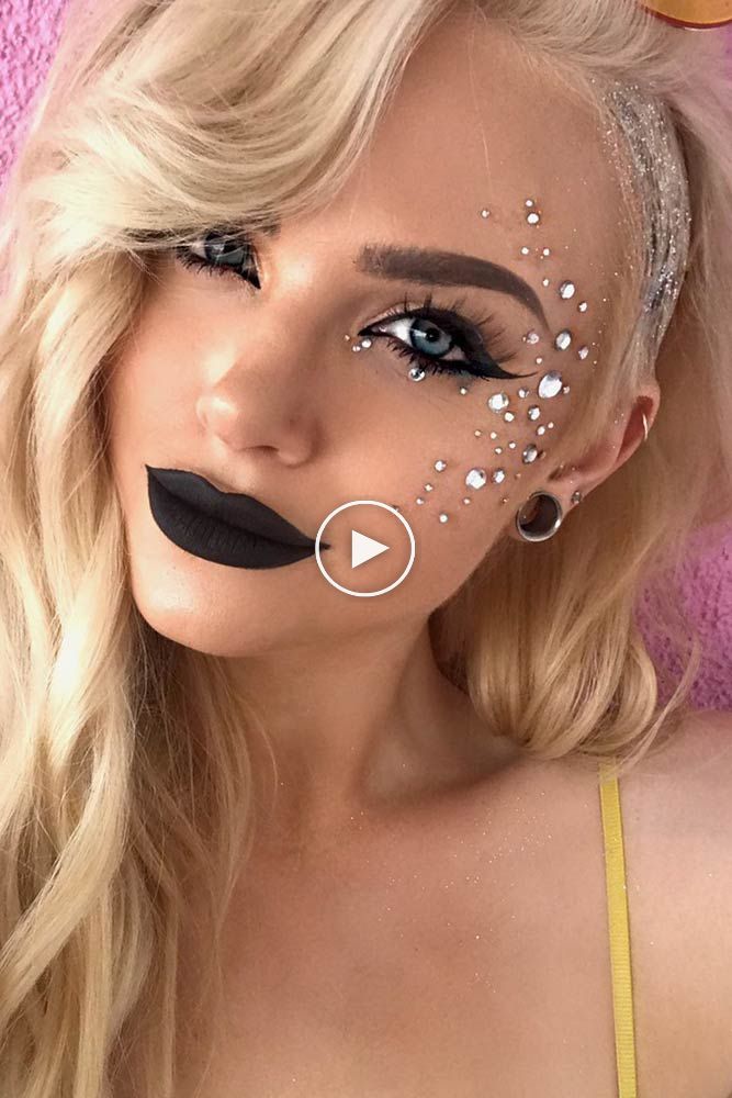 30 Le maquillage inspiré de Coachella semble être le véritable succès