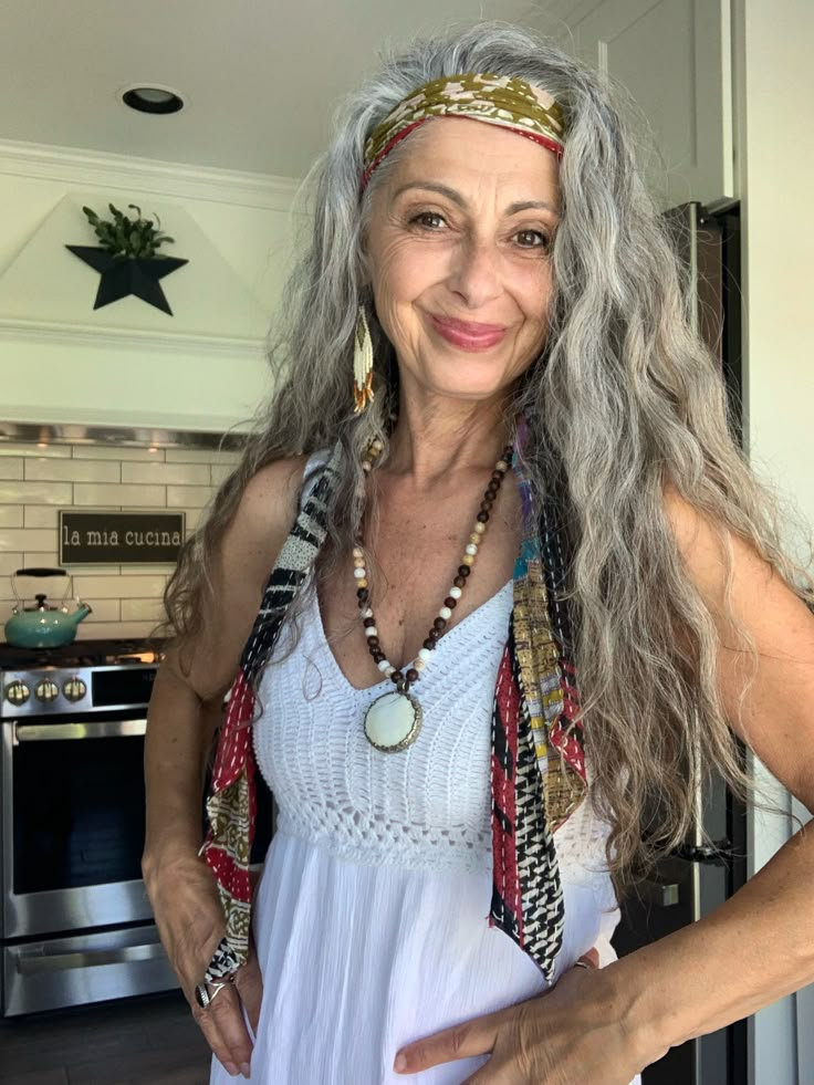 Grey Hair Looks, Gorgeous Gray Hair, Beautiful Women Over 50, Beautiful ...