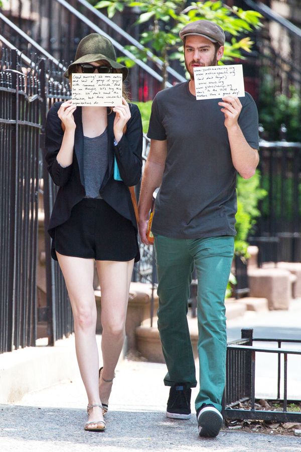 Emma Stone Andrew Garfield Hold Up Signs Paparazzi | Emma stone andrew