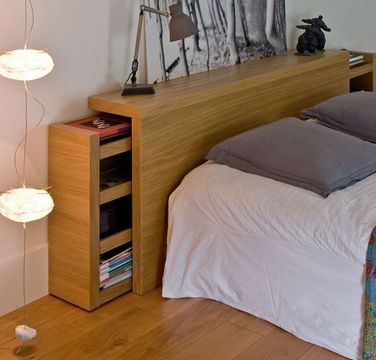 Cette tête de lit comporte des petites étagères coulissantes qui savent se fa… Cette tête de lit comporte des petites étagères coulissantes qui savent se fa…
