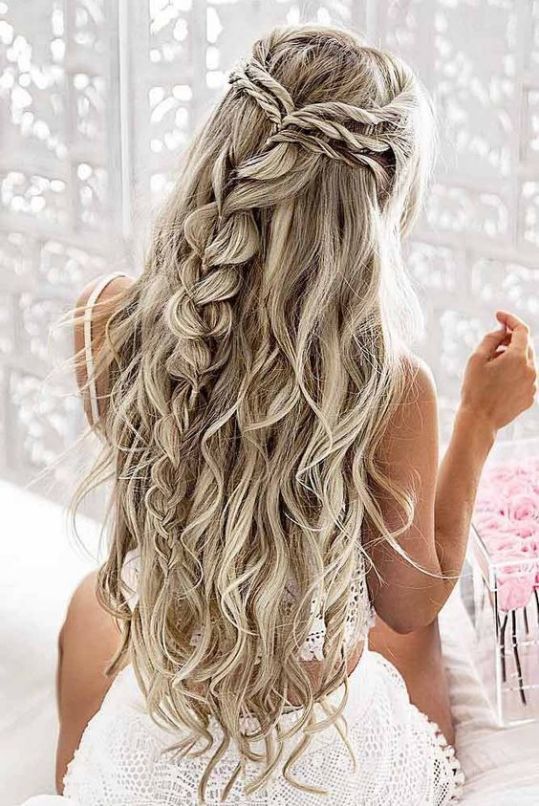 These half up half down hairstyles for long hair are perfect to wear to an event like a wedding, a night out on the town, prom, or even to class! They're easy to do and look flawless curly or straight! Check out how to achieve that simple half up half down look!