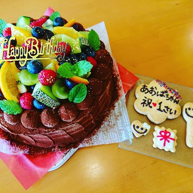 本日ご注文頂いた お誕生日のお祝いのケーキ チョコクリームのフルーツケーキ ココアスポンジに濃厚チョコクリームをたっぷりサンドして フルーツたっぷり乗せて金粉ミントを乗せて完成 お店からのプレゼントクッキーも付けてお渡し ご注文ありがとうございます お誕生日 本日ご注文頂いた お誕生日のお祝いのケーキ チョコクリームのフルーツケーキ ココアスポンジに濃厚チョコクリームをたっぷりサンドして フルーツたっぷり乗せて金粉ミントを乗せて完成 お店からのプレゼントクッキーも付けてお渡し ご注文ありがとうございます お誕生日
