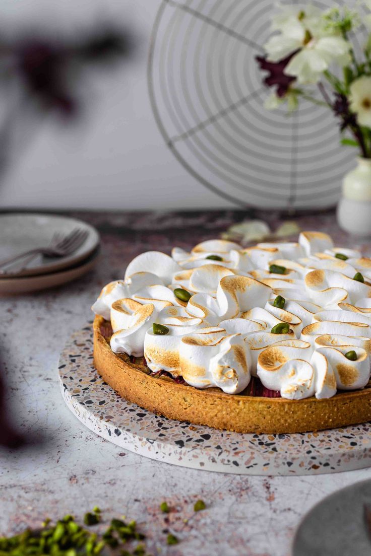 Rhabarbertarte mit Pistazien-Frangipane &amp; Baiserhaube – La Crema ...