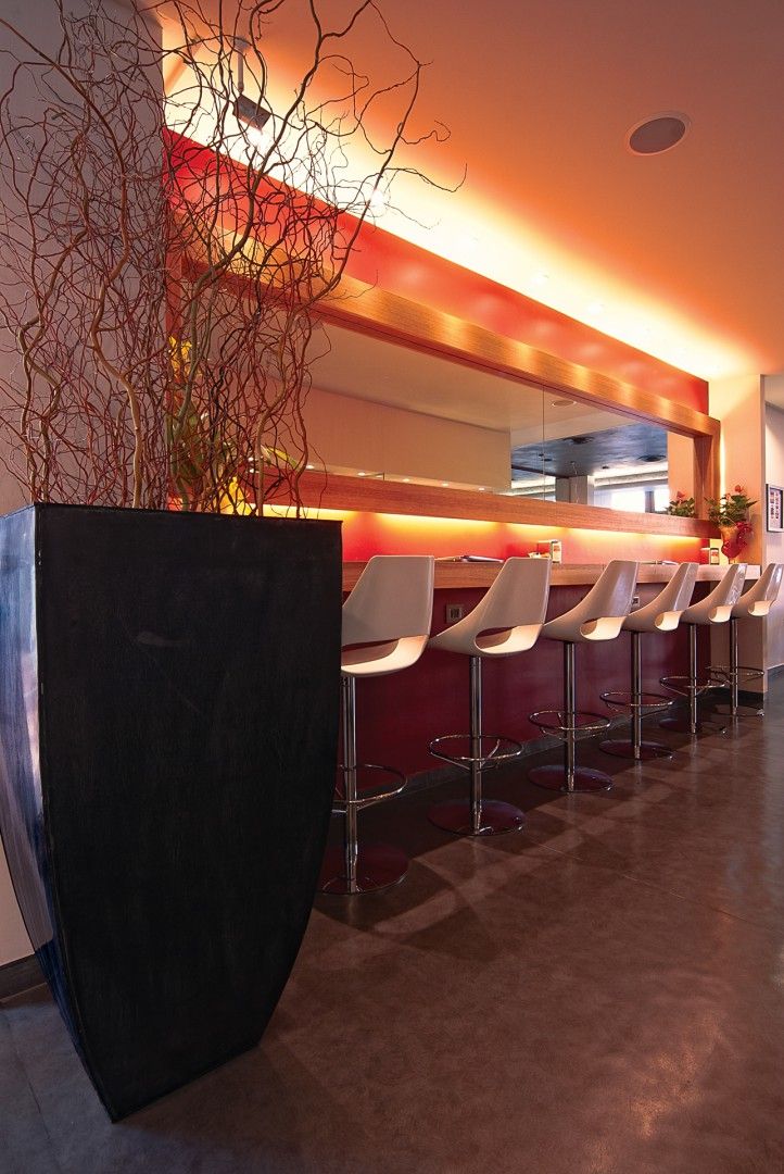 the echo 333 bar stools contract furniture is a contemporary italian made chair for commercial use in hotels and restaurants bar lighting d20 bar