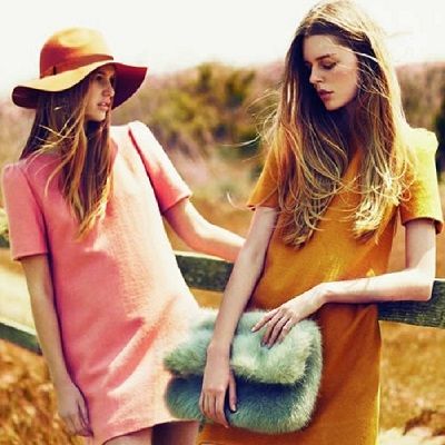 70年代ワンピースを着た女性達