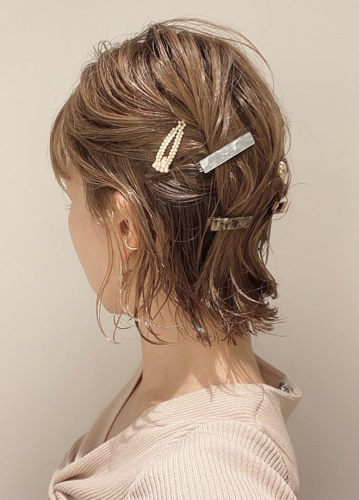 伸ばしかけショートを可愛く乗り切る セットテクやヘアアレンジをご提案 Hair 簡単 ヘアアレンジ ボブ アレンジ 簡単ヘア 伸ばしかけショートを可愛く乗り切る セットテクやヘアアレンジをご提案 Hair 簡単 ヘアアレンジ ボブ アレンジ 簡単ヘア