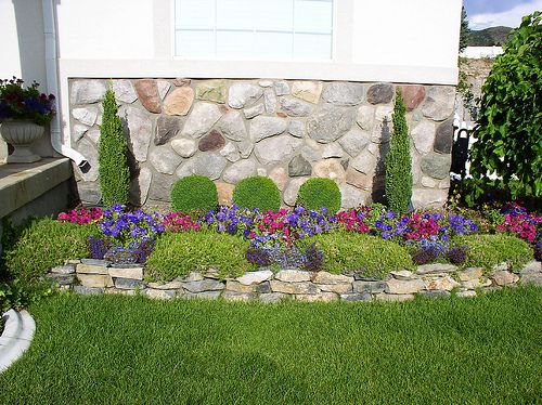 Decorating Flower Beds Small Yard Landscape Decorating Flower Beds Small Yard Landscape Designs Ideas I Like The Mixture Of Greenery And