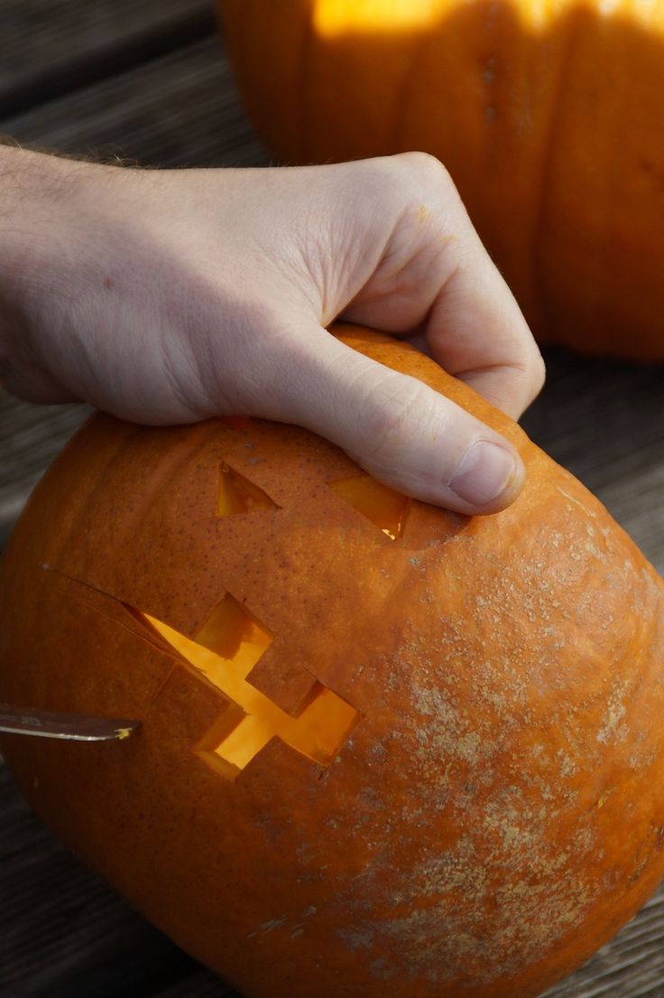 Carving a halloween pumpkin | Calabazas de halloween, Como hacer