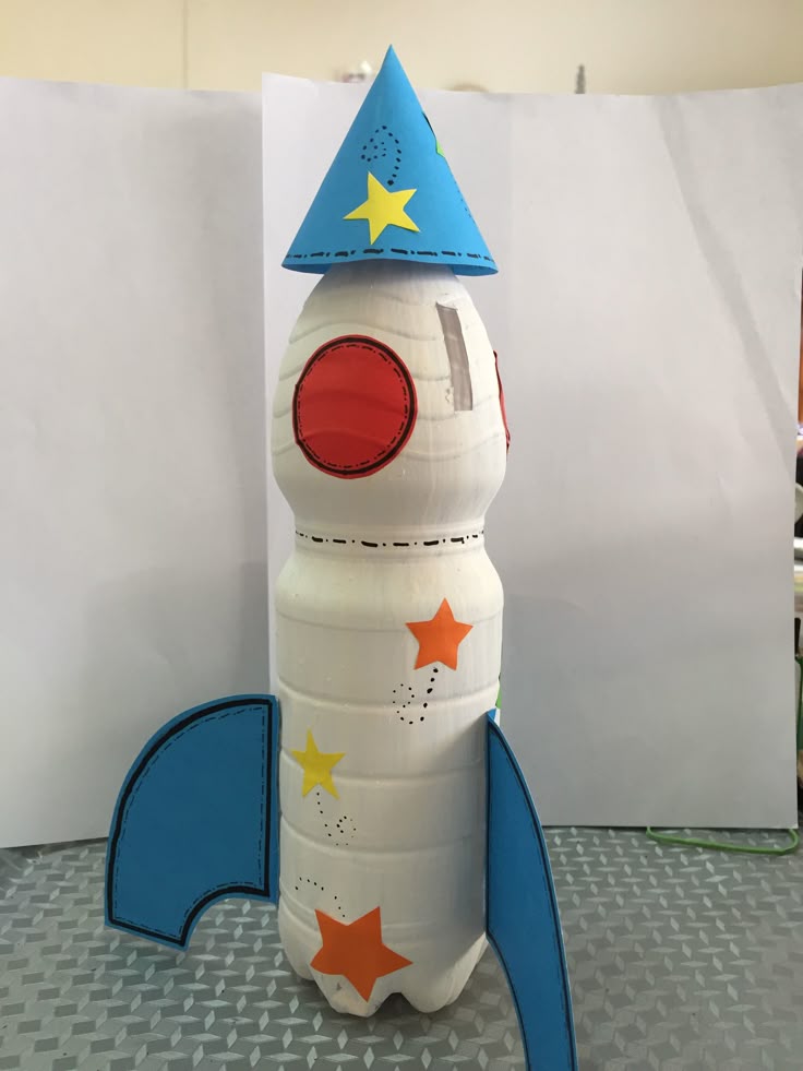 This rocket piggy bank was made of plastic bottle | Piggy bank diy