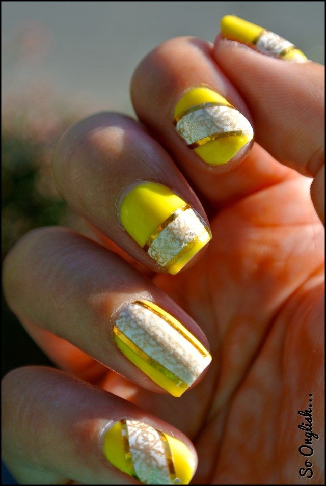 Bannière dorée sur ongles fluorés\u2026