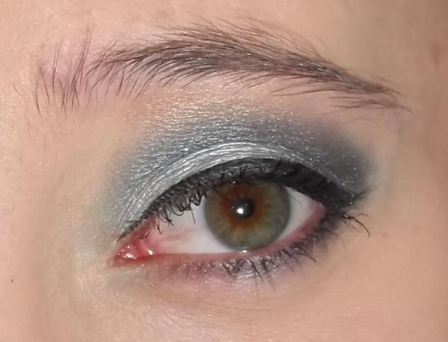 Silver & Black Smoky eye | Smoky eye, Eyes, Beauty