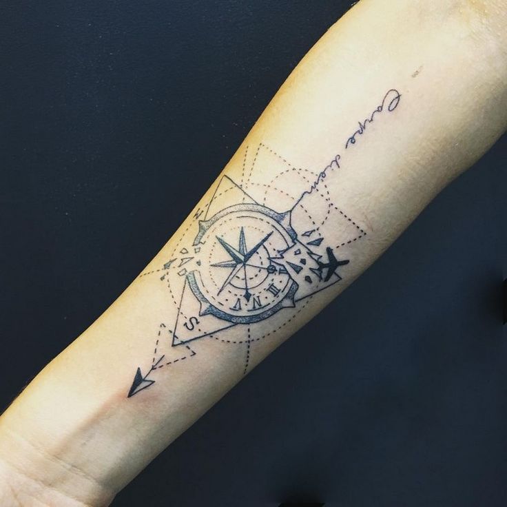 geometrisch-tattoos-unterarm-kompass-tattoo-spruch -pfeil