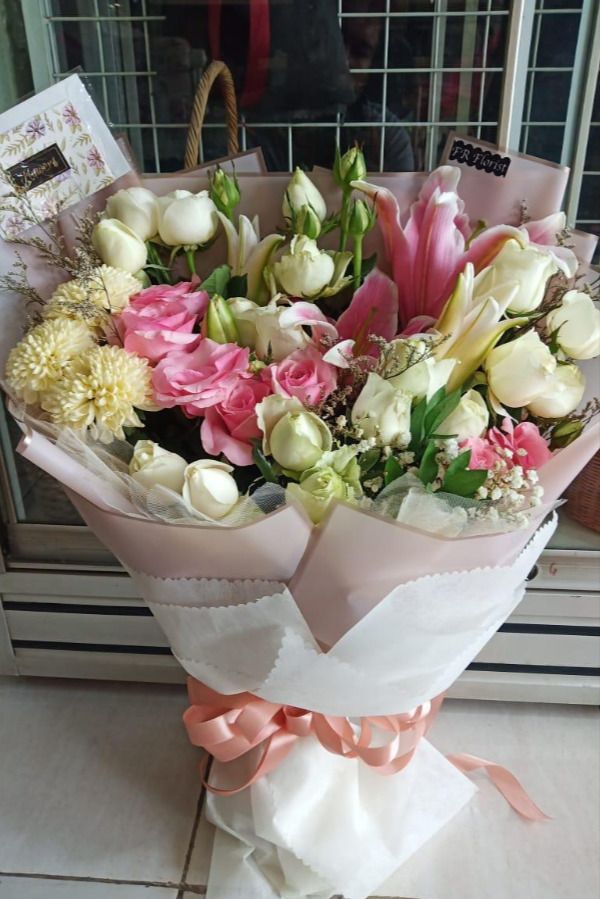 Buket Bunga Asli in 2021 Florist, Table decorations, Decor