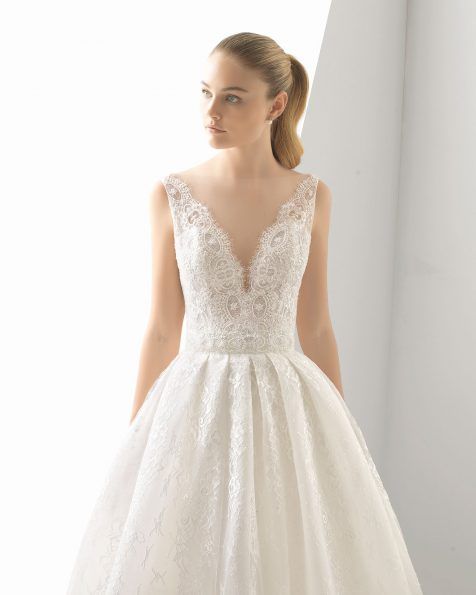 vestido de novia romántico de encaje y pedrería. escote deep-plunge