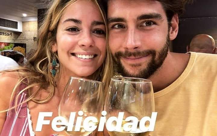 Alvaro @alvarosolermusic is having a toast 🍸🍻 with his girlfriend Sofía