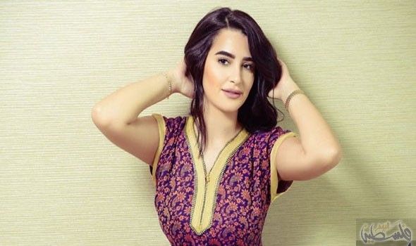 رشا السباعي تستعد لتصوير إعلان للعطور في الإمارات Fashion Women Women S Top