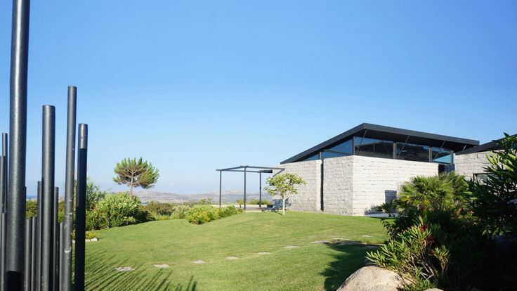 villa contemporaine en Sardaigne par architectes de Lyon - entree de maison contemporaine villa contemporaine en Sardaigne par architectes de Lyon - entree de maison contemporaine